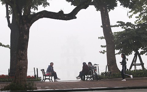 Không khí lạnh gây mưa rào và dông trên biển, Hà Nội sáng sớm có sương mù